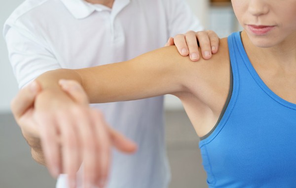 arm-arzt-kind-vert-teaser-880x562-adobestock-97112028.jpg