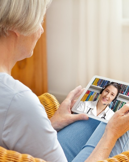 frau-mit-tablet-AdobeStock-289092444-427x537.jpg