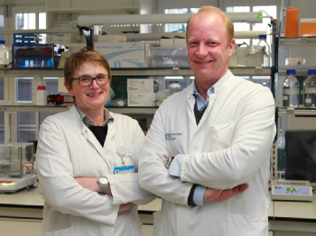 Priv.-Doz. Dr. Pia Hartmann und Priv.-Doz. Dr. Jens Chemnitz im Labor, Foto: Uniklinik Köln 
