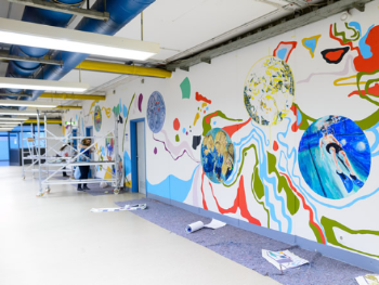 Neu gestaltete Wände im Verbindungsgang zur Strahlenklinik, Foto: Uniklinik Köln