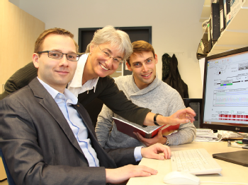 Dr. Markus Storbeck (l.) und Andreas delle Vedove MD/PhD (r.) mit Prof. Dr. Brunhilde Wirth, Foto: Uniklinik Köln