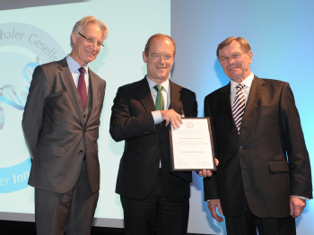 Preisträger Prof. Dr. Michael Hallek mit Laudator Prof. Dr. Ulrich Jäger (li.) und Prof. Dr. Erland Erdmann (re.), Präsident der Gesellschaft für Fortschritte in der Inneren Medizin