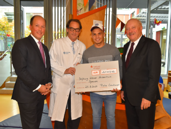 Christian Steinkrüger, Prof. Dr. Konrad Brockmeier, Pietro Lombardi und Konrad Adenauer (v.l.n.r.), Foto: Uniklinik Köln Christian Steinkrüger, Prof. Dr. Konrad Brockmeier, Pietro Lombardi und Konrad Adenauer (v.l.n.r.), Foto: Uniklinik Köln