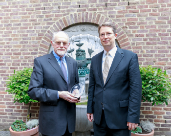 Prof. Dr. Rudolf Guthoff (l.) mit der Maternushausehrenemedaille und Prof. Dr. Claus Cursiefen (r.), Foto: Uniklinik Köln