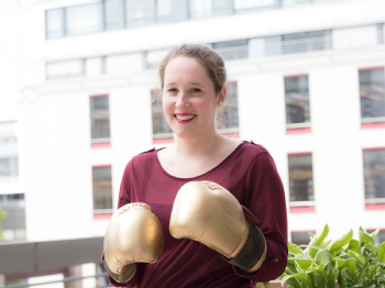 Goldene Boxhandschuhe als Preis: Ann-Charlott Schneider hat sich gegen Konkurrenz durchgeboxt, Foto: Uniklinik Köln