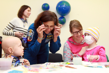 Die ehemalige NASA-Astronautin Nicole Stott während der Kunstaktion. Foto: Uniklinik Köln
