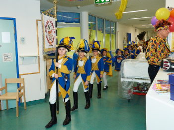 Kleine Gardisten begleiten das Dreigestirn, Foto: Uniklinik Köln 