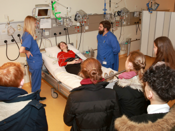 Auch bei der Gesundheits- und Krankenpflege zeigten sich die Schüler interessiert, Foto: Uniklinik Köln
