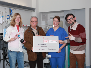 Bei der Spendenübergabe im Perinatalzentrum, Foto: Uniklinik Köln