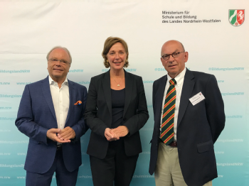 Prof. Dr. Bernd Böttiger, Schulministerin Yvonne Gebauer und Prof. emer. Dr. Hugo van Aken (v.l.), Foto: MSB NRW