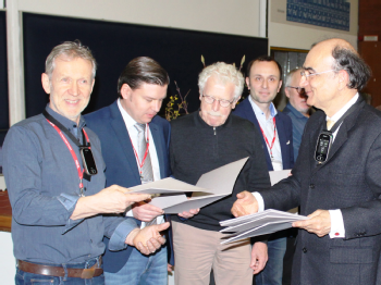 Übergabe der Zertifizierungs-Urkunde an Prof. Walger (links) auf der Jahrestagung, Foto: DGA/Lars Krause