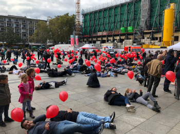 Flashmob am Kölner Dom zum Thema Wiederbelebung, Foto: Anja Schattschneider