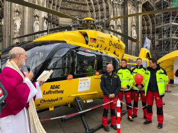 Weihbischof Ansgar Puff segnet das Kölsch Mädche, den Rettungshubschrauber der ADAC Luftrettung, Foto: Anja Schattschneider