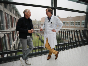 Johannes B. Kerner mit Dr. Boris Decarolis in der Uniklinik Köln, Foto: ZDF/Franky Reichert