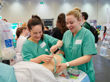 Anästhesiepflegerinnen zeigen wie man einen Patienten intubiert. Foto: Michael Wodak