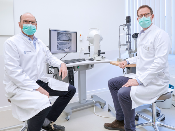 Prof. Dr. Christof Scheid und Prof. Dr. Philipp Steven (v.l.) an der provisorischen Untersuchungseinheit, Foto: Michael Wodak