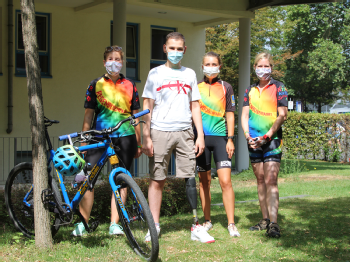 Mihajlo Mitrovic, umgeben von drei sympathischen Fahrradfahrerinnen der besonderen Regenbogenfahrt 2020. Foto: Christoph Wanko