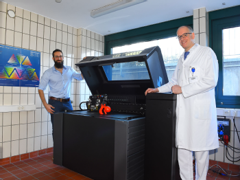 Entwicklungsingenieur Robin Bayer und Prof. Dr. Bernhard Dorweiler (v.l.) mit dem neuen Kernstück des 3D-Labors, Foto: Klaus Schmidt