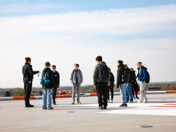 Mit der Werksfeuerwehr auf dem Helikopterlandeplatz, Foto: Dorothea Hensen