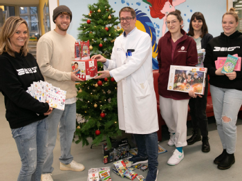 v. l. n. r.:  Anja Funkel (Geschäftsführerin Sports360 Stiftung), Luca Waldschmidt, Prof. Dr. Max Christoph Liebau, Alexsandra Bührmann, Leonie Heithausen (Familienlotsin), Sophia Wirtz (Sports360 Stiftung), Foto: Dorothea Hensen