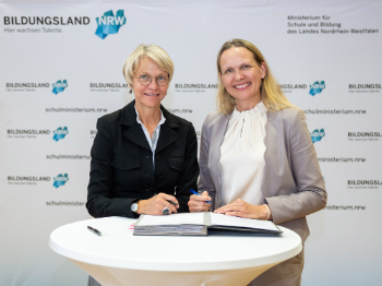 (v.l.) Schulministerin Dorothee Feller und Prof. Dr. Andrea Steinbicker bei der Unterzeichnung, Foto: Mark Hermenau