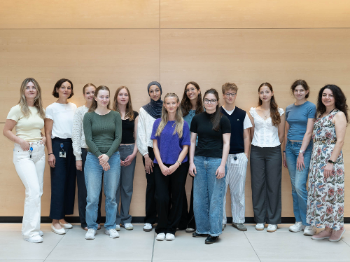Die zehn Teilnehmerinnen der CIO Summer Academy 2025 mit ihren Betreuerinnen Dr. Cornelia von Levetzow (2.v.l.), Liudmila Lobastova (1.v.r.) und Ida Dareskog (1.v.l.), Foto: Christian Wittke