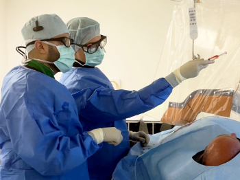 Der Patient ist durch die örtliche Betäubung während der Behandlung bei Bewusstsein. Foto: Max Bauer