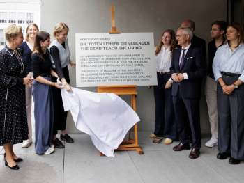 Enthüllung der Gedenktafel für die Körperspendenen mit Studierenden, Foto: Ludolf Dahmen / Universität zu Köln