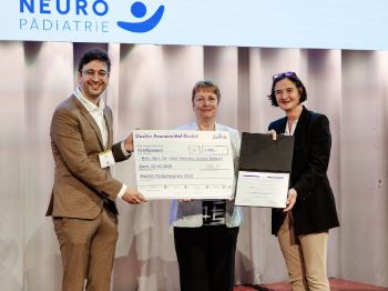 Priv.-Doz. Dr. Hormos Dafsari (l.) bei der Übergabe, Foto: Michelle Alexis Reber