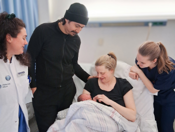 Oberärztin Dr. Katherina Hide-Moser, Papa Rodrigo, Lisa Yuna, Mama Theresa und Hebamme Dana Kiefer (v.l.n.r.) Foto: Uniklinik Köln