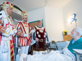 (v.l.) Jungfrau Aenne, Prinz Niklas I., Bauer Clemens und Patient Emil Stutznaecker, Foto: Christian Wittke