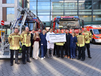 Eindrucksvolle Spendenübergabe: Das Team der Kinderkardiologie des CEFAM freute sich über die großzügige Spende von Simeon Warßischek (v.3.v.r.), Werkfeuerwehr und Notfallteam, Foto: Dorothea Hensen