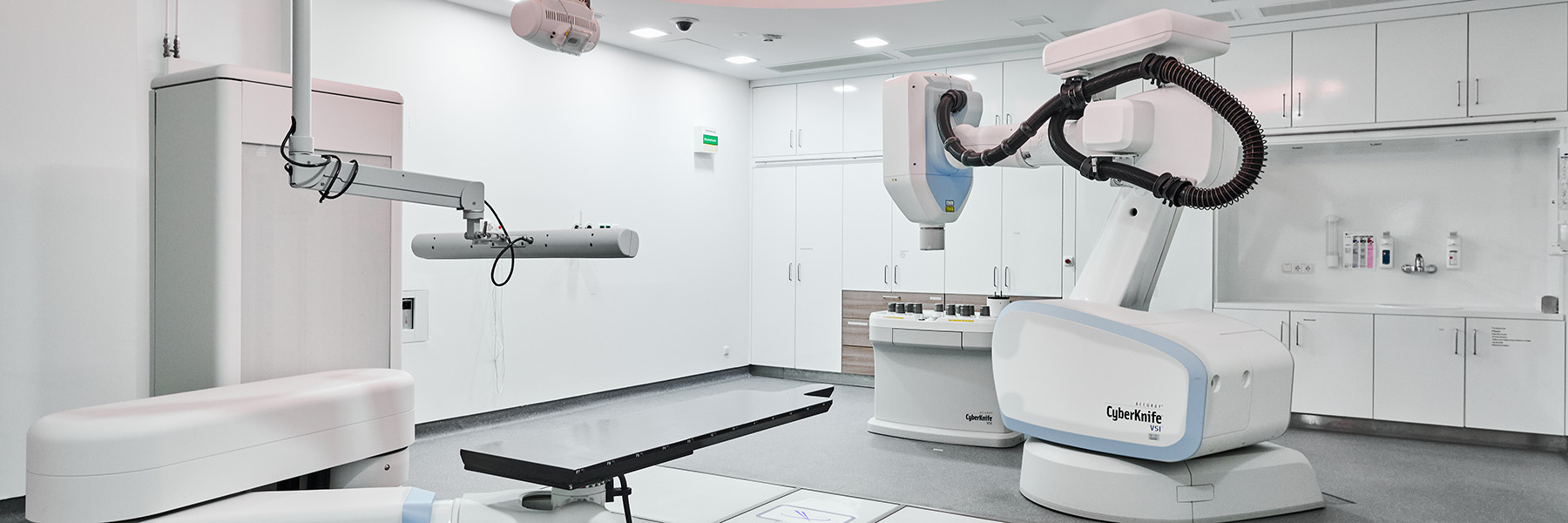 hohe-buehne-therapieraum-strahlentherapie-1800x600.jpg