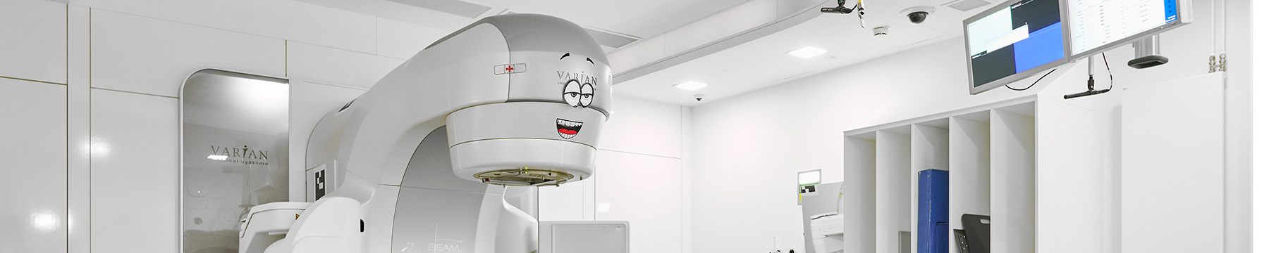 kurze-buehne-geraet-strahlentherapie-1800x360.jpg