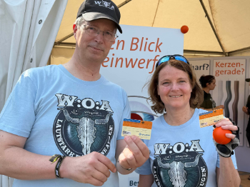 Prof. Cursiefen mit Stand bei WOA