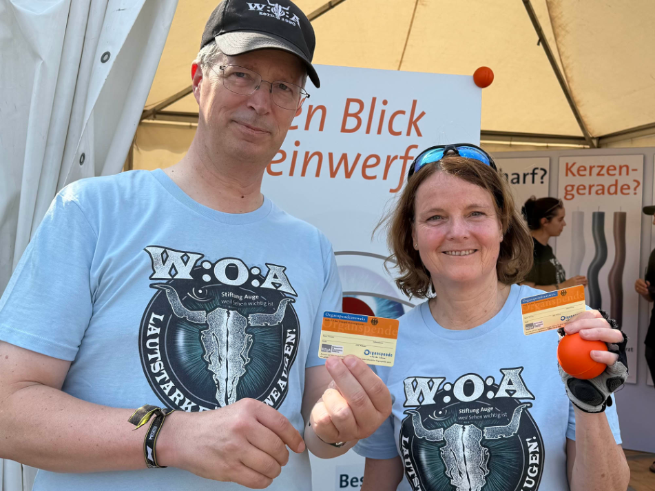 Prof. Cursiefen mit Stand bei WOA