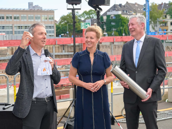 Befüllen der Zeitkapsel, Foto: Michael Wodak Grundsteinlegung CEFAM 2026