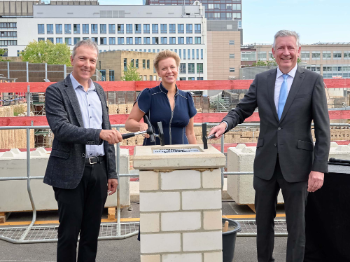 (v.l.) Prof. Dr. Jörg Dötsch, Ina Brandes MdL und Prof. Dr. Edgar Schömig, Foto: Michael Wodak Grundsteinlegung CEFAM 2026