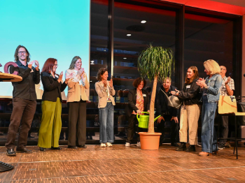 Symbolische Eröffnung des RCC durch das gemeinsame Gießen des „Baums der Hoffnung“, Foto: Denise Brenneis Recovery College Cologne