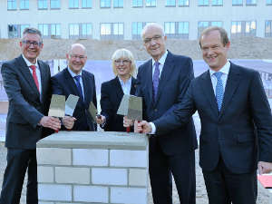 CIO Grundsteinlegung (v.l.) Prof. Dr. Edgar Schömig, Staatssekretär Thomas Grünewald, Elfi Scho-Antwerpes, Dr. h.c. Fritz Pleitgen, Prof. Michael Hallek