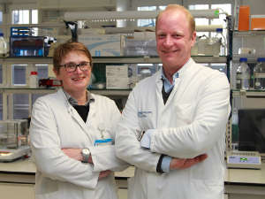 Priv.-Doz. Dr. Pia Hartmann und Priv.-Doz. Dr. Jens Chemnitz im Labor, Foto: Uniklinik Köln Priv.-Doz. Dr. Pia Hartmann und Priv.-Doz. Dr. Jens Chemnitz im Labor, Foto: Uniklinik Köln