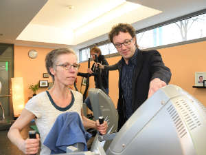Priv.-Doz. Dr. Freerk Baumann auf der Fläche der Onkologische Trainings- und therapie (OTT) in der Uniklinik Köln, Foto: Uniklinik Köln Priv.-Doz. Dr. Freerk Baumann auf der Fläche der Onkologische Trainings- und therapie (OTT) in der Uniklinik Köln, Foto: Uniklinik Köln