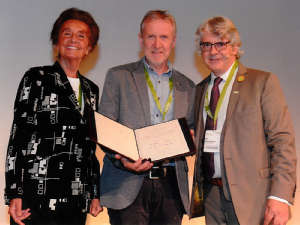 (v.l.) Prof. Dr. Karin Schorn (Vorsitzende des Stiftungsbeirats), Prof. Dr. Martin Walger (Uniklinik Köln) und Martin Blecker (Präsident der Europäischen Union der Hörakustiker), Foto: EUHA (v.l.) Prof. Dr. Karin Schorn (Vorsitzende des Stiftungsbeirats), Prof. Dr. Martin Walger (Uniklinik Köln) und Martin Blecker (Präsident der Europäischen Union der Hörakustiker), Foto: EUHA