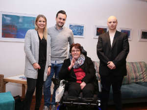 Die Künstlerin Gabriela Pilger (3.v.l.) mit ihrer Familie bei der Austellungseröffnung, Foto: Uniklinik Köln Die Künstlerin Gabriela Pilger (3.v.l.) mit ihrer Familie bei der Austellungseröffnung, Foto: Uniklinik Köln