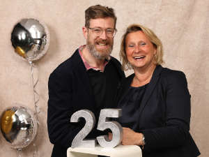 Pflege-Teamleiterin Katharina Ludwig-Stollenwerk mit ihrem Kollegen Michael Groß, Teamleiter der Intensivstation 1C. Pflege-Teamleiterin Katharina Ludwig-Stollenwerk mit ihrem Kollegen Michael Groß, Teamleiter der Intensivstation 1C.