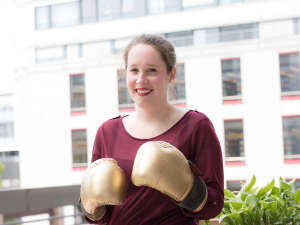 Goldene Boxhandschuhe als Preis: Ann-Charlott Schneider hat sich gegen Konkurrenz durchgeboxt, Foto: Uniklinik Köln Goldene Boxhandschuhe als Preis: Ann-Charlott Schneider hat sich gegen Konkurrenz durchgeboxt, Foto: Uniklinik Köln