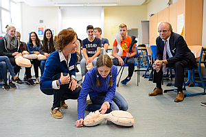 Erst Theorie, dann Praxis: Anästhesistin Ruth Koch-Schultze übt mit einer Schülerin an der Trainingspuppe, Foto: Uniklinik Köln