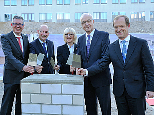 CIO Grundsteinlegung (v.l.) Prof. Dr. Edgar Schömig, Staatssekretär Thomas Grünewald, Elfi Scho-Antwerpes, Dr. h.c. Fritz Pleitgen, Prof. Michael Hallek