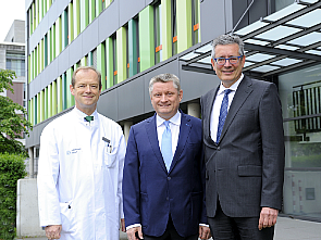 v.l. Prof. Dr. Michael Hallek (Direktor des CIO und der Klinik I für Innere Medizin/Uniklinik Köln), Bundesgesundheitsminister Hermann Gröhe und Prof. Dr. Edgar Schömig (Vorstandsvorsitzender und Ärztlicher Direktor der Uniklinik Köln)