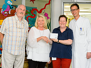 Peter Pfützenreuter, Erster Vorsitzender DKFW Deutsches Kinderförderwerk e. V.; Gabriele Kern, Zweite Vorsitzende DKFW Deutsches Kinderförderwerk e. V.; Claudia Mutzenbach, Leiterin Psychosozialer Dienst; Prof. Dr. Thorsten Simon, Leiter der Kinderonko